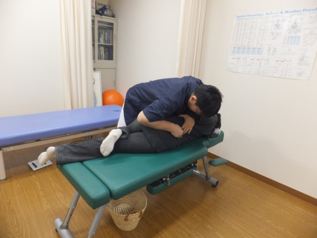 右大脳皮質刺激のための腰椎アジャストメント