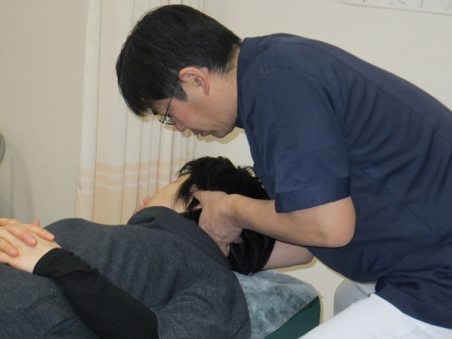 左小脳刺激のための頸椎アジャストメント